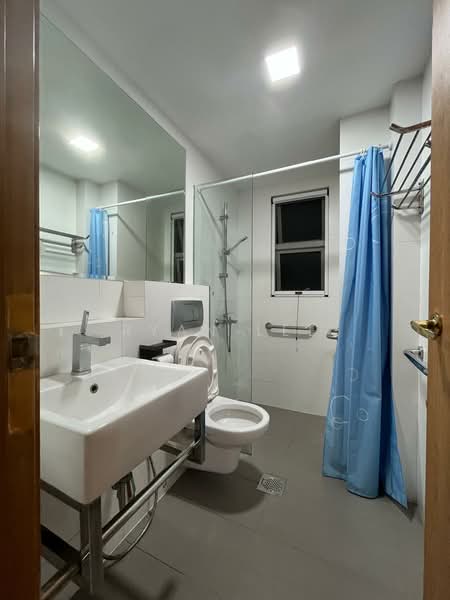 Worthington, 35 Butterworth Lane, 2 Bedrooms, 893 sqft, Apartment For Rent, by Ryan Lee, 500076927 - Common Bathroom - PropertyGuru.com.sg