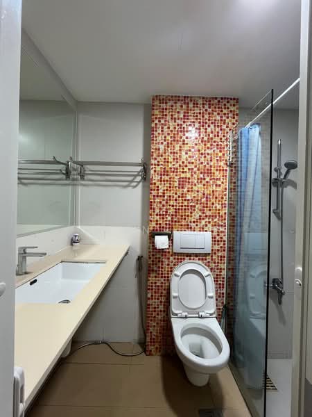 Worthington, 35 Butterworth Lane, 2 Bedrooms, 893 sqft, Apartment For Rent, by Ryan Lee, 500076927 - Master Bathroom - PropertyGuru.com.sg