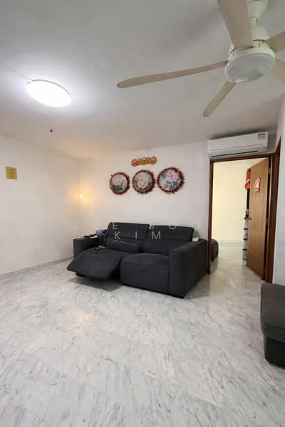 812 Tampines Avenue 4 HDB Flat For Sale at S$ 660,000 | PropertyGuru Singapore - Living Room