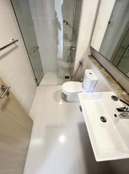 Boathouse Residences Condominium For Sale at S$ 1,280,000 | PropertyGuru Singapore - Bathroom