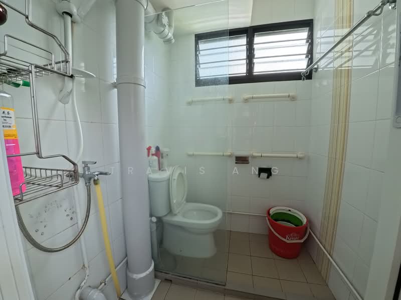 404 Ang Mo Kio Avenue 10, 404 Ang Mo Kio Avenue 10, 3 Bedrooms, 947 sqft, HDB Flat For Rent, by Travis Ang, 500076972 - Bathroom - PropertyGuru.com.sg