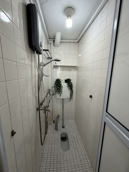 Lakeview Estate Apartment For Sale at S$ 1,880,000 | PropertyGuru Singapore - Bathroom