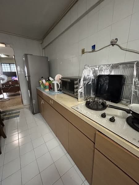 334 Clementi Avenue 2 HDB Flat For Sale at S$ 380,000 | PropertyGuru Singapore - Kitchen