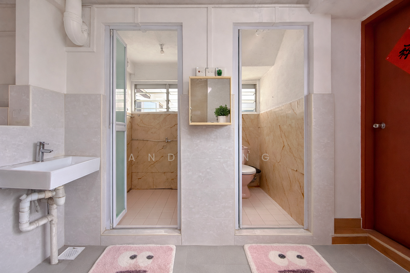 3 Lorong 7 Toa Payoh HDB Flat For Sale at S$ 378,000 | PropertyGuru Singapore - Bathroom