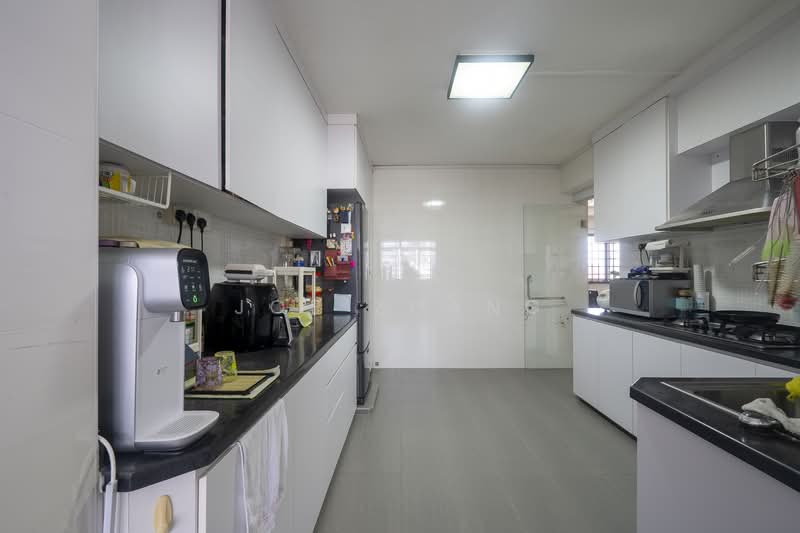 423 Choa Chu Kang Avenue 4 HDB Flat For Sale at S$ 630,000 | PropertyGuru Singapore - Kitchen