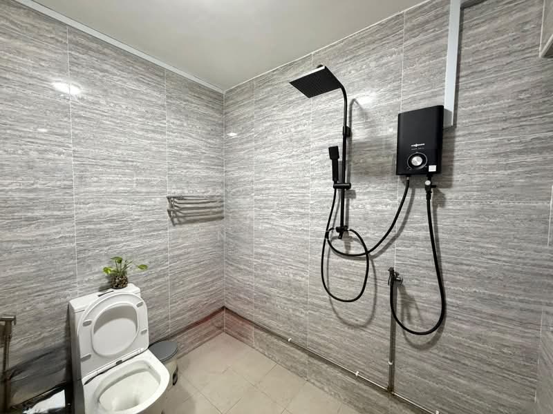 520 Serangoon North Avenue 4 HDB Flat For Sale at S$ 1,050,000 | PropertyGuru Singapore - Bathroom