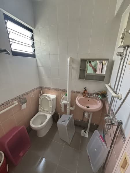 202 Yishun Street 21, 202 Yishun Street 21, 2 Bedrooms, 721 sqft, HDB Flat For Rent, by Alvin Toh, 500077070 - Bathroom - PropertyGuru.com.sg