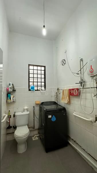 Shophouse/Residential/Retail/ Sembawang Road Shophouse For Sale at S$ 4,950,000 | PropertyGuru Singapore - Bathroom