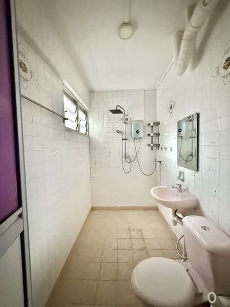 412 Jurong West Street 42 HDB Flat For Sale at S$ 470,000 | PropertyGuru Singapore - Bathroom
