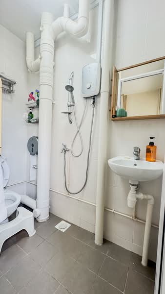 108 Jalan Rajah, 108 Jalan Rajah, 3 Bedrooms, 1,593 sqft, HDB Flat For Sale, by Daryl Tan, 500077102 - Common Toilet 1 - PropertyGuru.com.sg