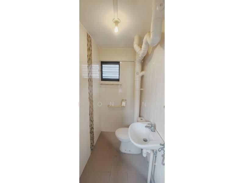 501 Bukit Batok Street 52 HDB Flat For Sale at S$ 420,000 | PropertyGuru Singapore - Bathroom
