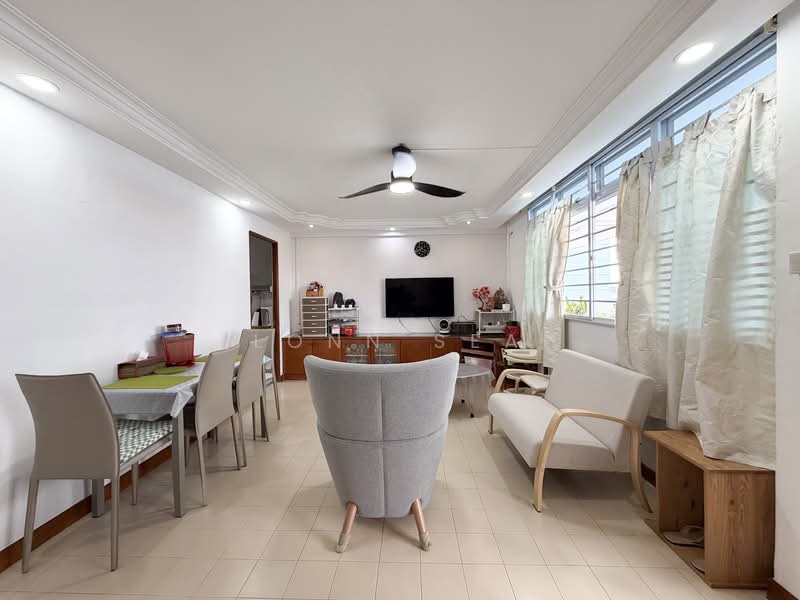 239 Serangoon Avenue 2 HDB Flat For Sale at S$ 720,000 | PropertyGuru Singapore - Living Room