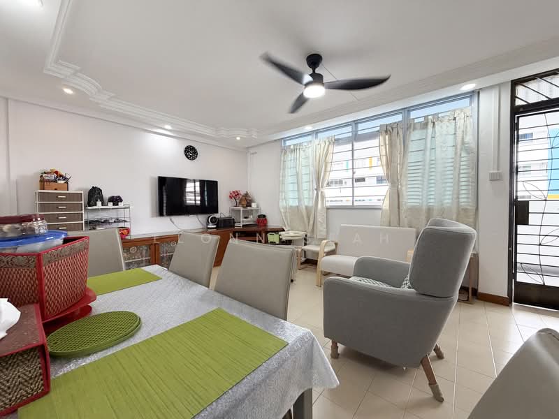 239 Serangoon Avenue 2 HDB Flat For Sale at S$ 720,000 | PropertyGuru Singapore - Living Room