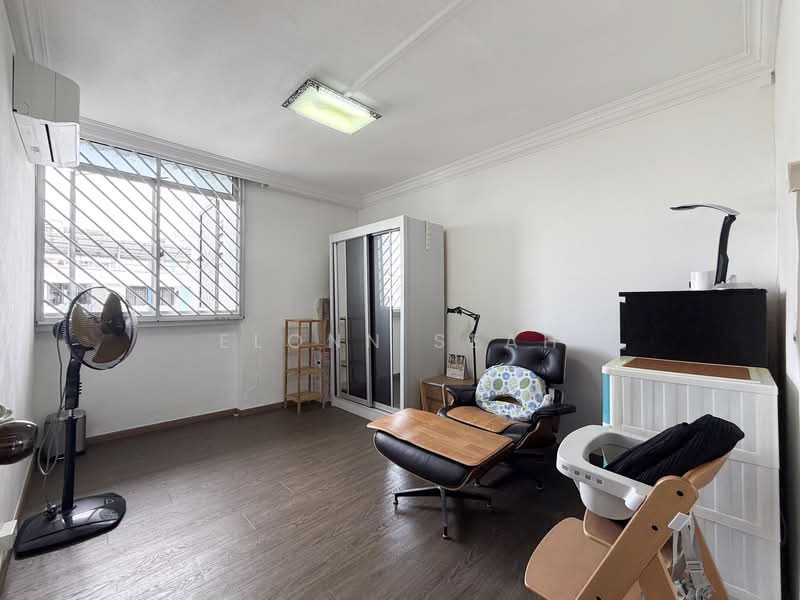 239 Serangoon Avenue 2 HDB Flat For Sale at S$ 720,000 | PropertyGuru Singapore - Living Room
