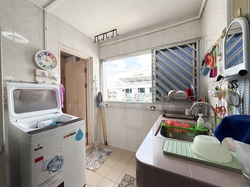 239 Serangoon Avenue 2 HDB Flat For Sale at S$ 720,000 | PropertyGuru Singapore - Kitchen