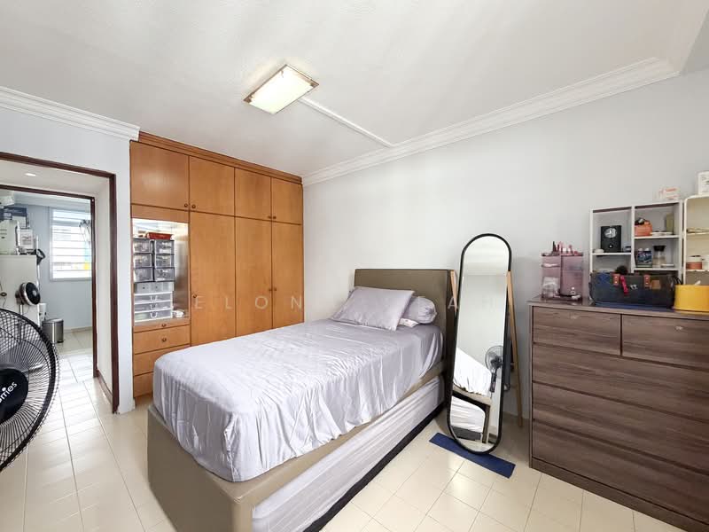 239 Serangoon Avenue 2 HDB Flat For Sale at S$ 720,000 | PropertyGuru Singapore - Bedroom