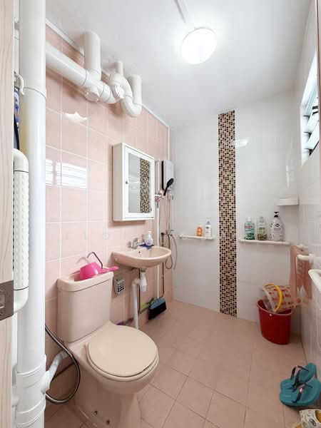 239 Serangoon Avenue 2 HDB Flat For Sale at S$ 720,000 | PropertyGuru Singapore - Bathroom