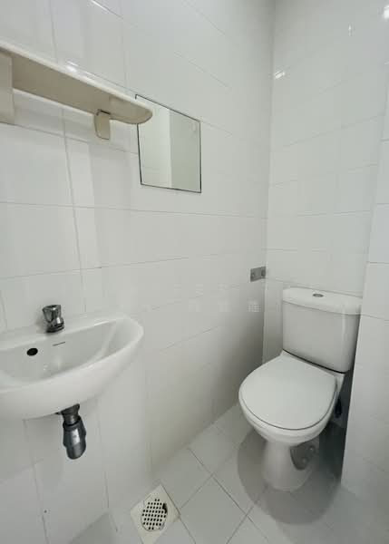 The Shelford, 1 Shelford Road, 3 Bedrooms, 1,529 sqft, Condominium For Rent, by Jennifer Tan WL 陈慧莲, 500077158 - Bathroom - PropertyGuru.com.sg