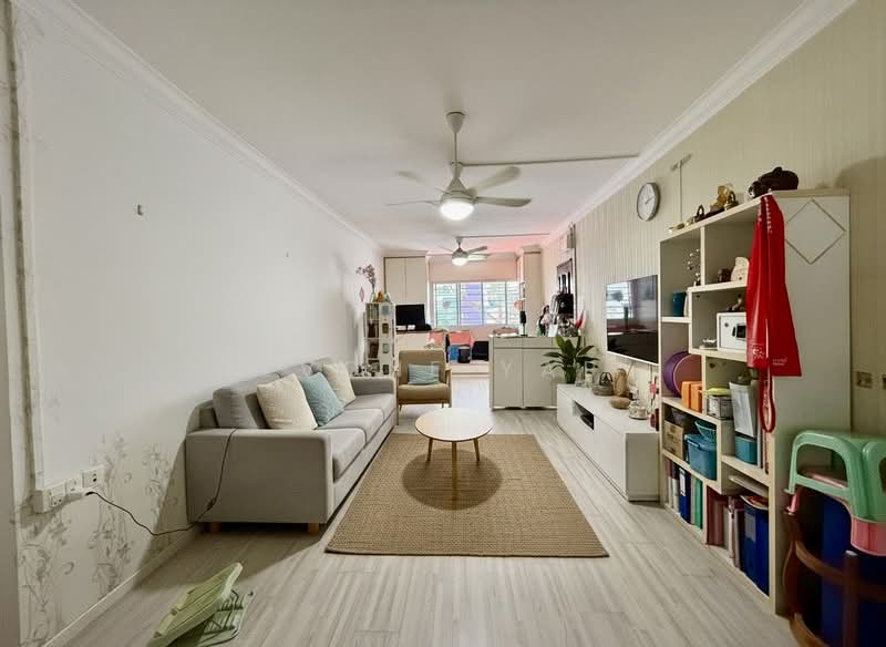 124 Bukit Batok Central HDB Flat For Sale at S$ 550,000 | PropertyGuru Singapore - Living Room