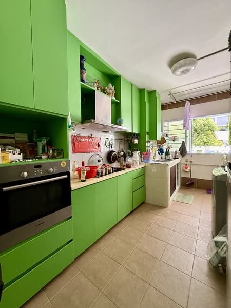 124 Bukit Batok Central HDB Flat For Sale at S$ 550,000 | PropertyGuru Singapore - Kitchen