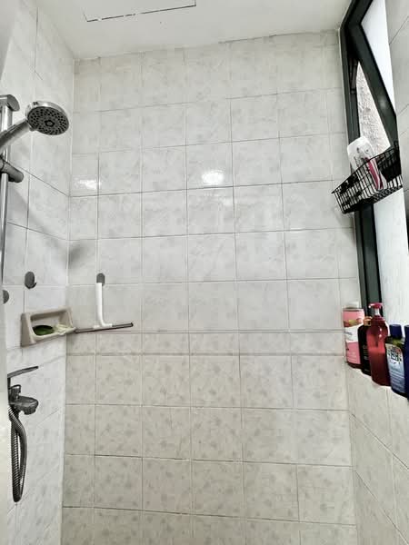 Clementi area condo, , 1 Bedroom, 380 sqft, Condominium For Rent, by Esther Low, 500077167 - Bathroom with windows for ventilation  - PropertyGuru.com.sg
