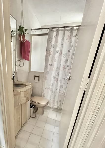 Clementi area condo, , 1 Bedroom, 380 sqft, Condominium For Rent, by Esther Low, 500077167 - Bathroom - PropertyGuru.com.sg