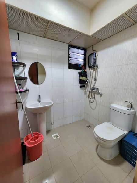 998B Buangkok Crescent HDB Flat For Sale at S$ 499,999 | PropertyGuru Singapore - Bathroom