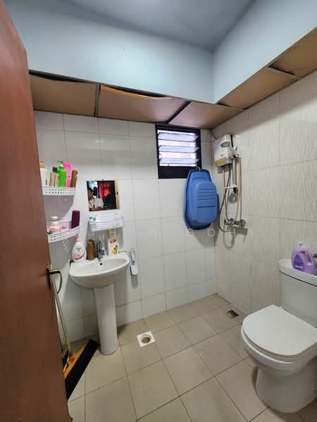 998B Buangkok Crescent HDB Flat For Sale at S$ 499,999 | PropertyGuru Singapore - Bathroom