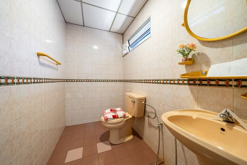 Crystal Time Building, 16 Tannery Lane, 2,925 sqft, Light Industrial (B1) For Rent, by Tang Wai Mun, 500077187 - Bathroom - CommercialGuru.com.sg