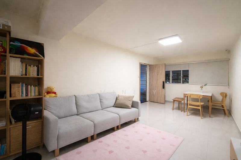 641 Jurong West Street 61 HDB Flat For Sale at S$ 600,000 | PropertyGuru Singapore - Living Room