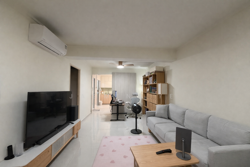 641 Jurong West Street 61 HDB Flat For Sale at S$ 600,000 | PropertyGuru Singapore - Living Room