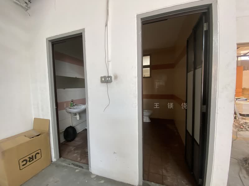 Seatown Industrial Centre, 67 Tuas South Avenue 1, 5,500 sqft, Factory / Workshop (B2) For Rent, by Lisa Ong 王镁侥, 500077225 - Bathroom - CommercialGuru.com.sg