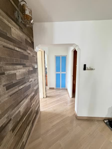 101 Hougang Avenue 1 HDB Flat For Sale at S$ 625,000 | PropertyGuru Singapore - Bedrooms Corridor