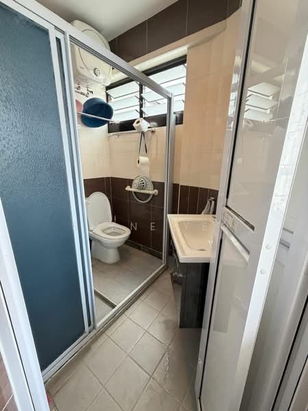 101 Hougang Avenue 1 HDB Flat For Sale at S$ 625,000 | PropertyGuru Singapore - Common Bathroom