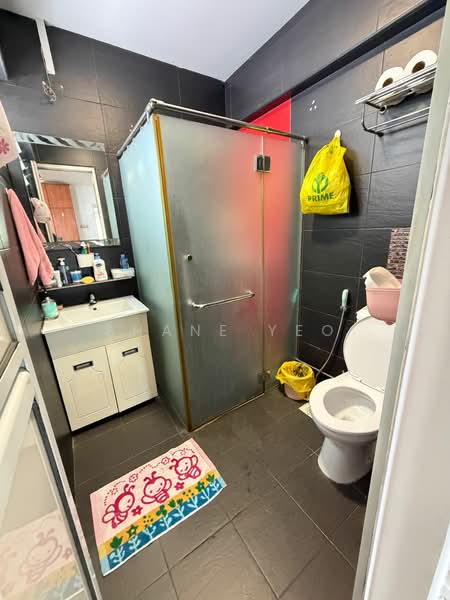 101 Hougang Avenue 1 HDB Flat For Sale at S$ 625,000 | PropertyGuru Singapore - Master Bathroom