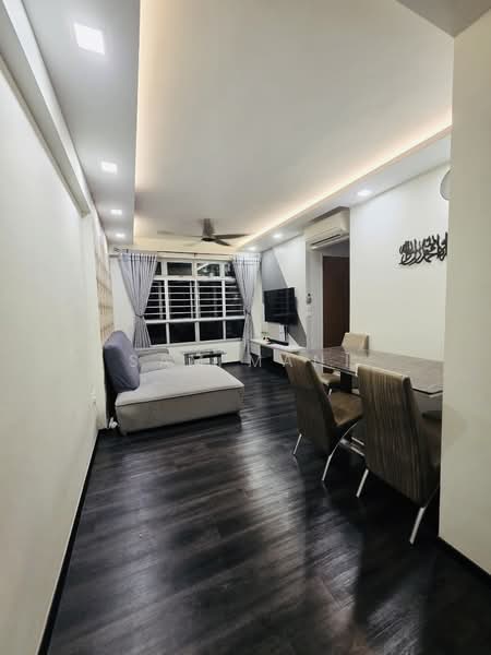 188C Bedok North Street 4 HDB Flat For Sale at S$ 638,888 | PropertyGuru Singapore - Living Room