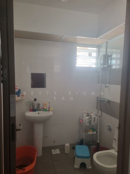 429B Bedok North Road HDB Flat For Sale at S$ 900,000 | PropertyGuru Singapore - Bathroom