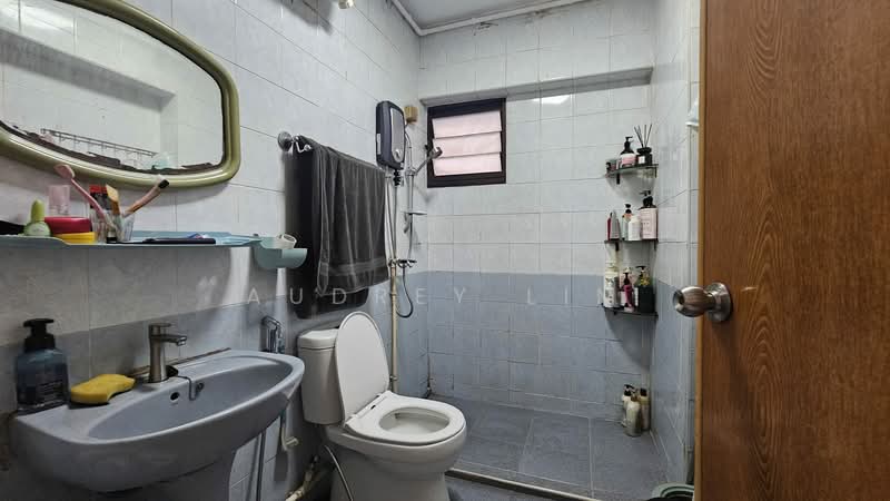 767 Bedok Reservoir View HDB Flat For Sale at S$ 780,000 | PropertyGuru Singapore - Bathroom