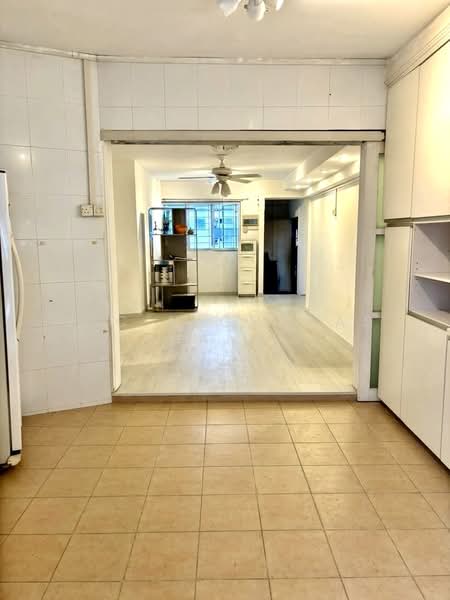 327 Hougang Avenue 5 HDB Flat For Sale at S$ 660,000 | PropertyGuru Singapore - Living Room