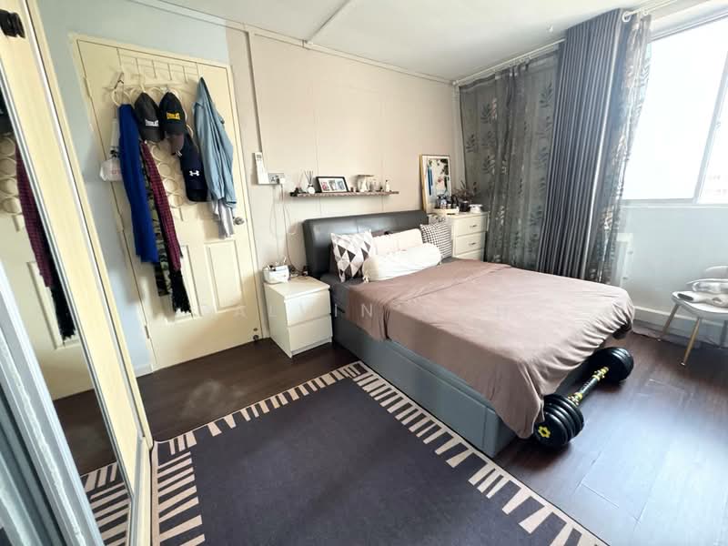 528 Bukit Batok Street 51 HDB Flat For Sale at S$ 430,000 | PropertyGuru Singapore - Bedroom