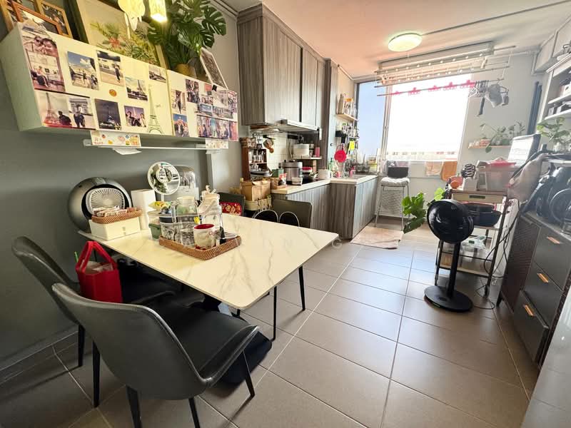 528 Bukit Batok Street 51 HDB Flat For Sale at S$ 430,000 | PropertyGuru Singapore - Kitchen