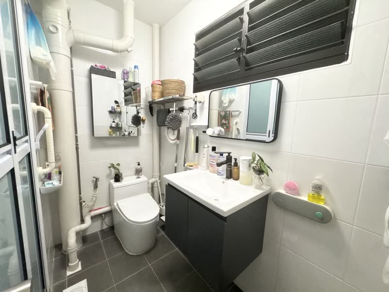 528 Bukit Batok Street 51 HDB Flat For Sale at S$ 430,000 | PropertyGuru Singapore - Bathroom