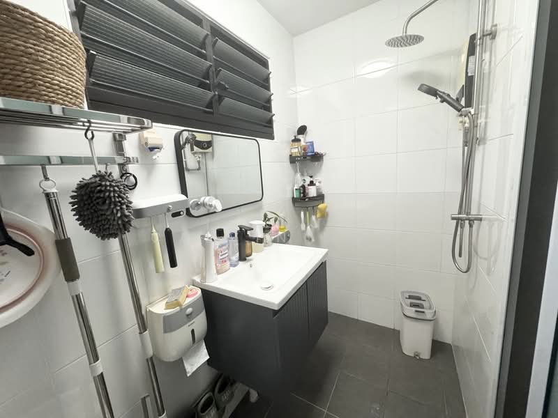 528 Bukit Batok Street 51 HDB Flat For Sale at S$ 430,000 | PropertyGuru Singapore - Bathroom