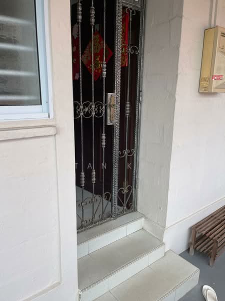 331 Clementi Avenue 2 HDB Flat For Sale at S$ 480,000 | PropertyGuru Singapore - Entrance