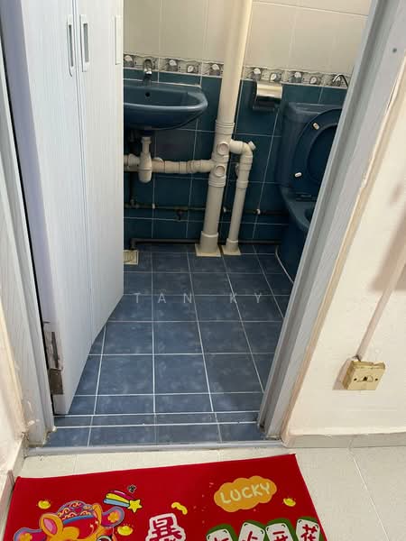 331 Clementi Avenue 2 HDB Flat For Sale at S$ 480,000 | PropertyGuru Singapore - Bathroom