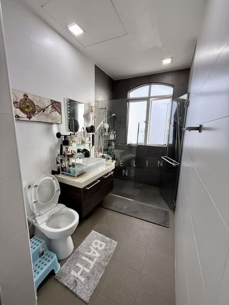 Loyang Villas Terraced House For Sale at S$ 2,700,000 | PropertyGuru Singapore - Bathroom