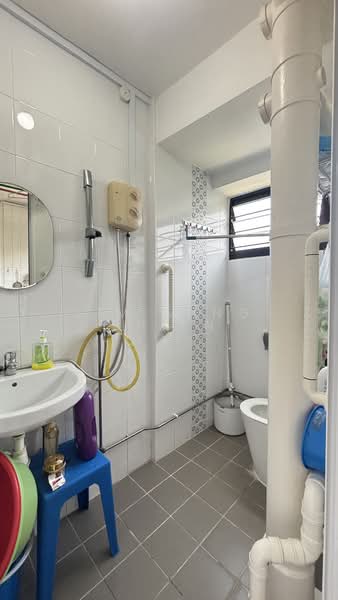 170 Ang Mo Kio Avenue 4 HDB Flat For Sale at S$ 380,000 | PropertyGuru Singapore - Bathroom