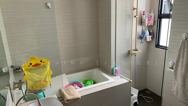 Riverparc Residence, 90 Punggol Drive, 4 Bedrooms, 1,346 sqft, Executive Condominium For Sale, by Liu Jing (Janice), 500077358 - Master Bath - PropertyGuru.com.sg