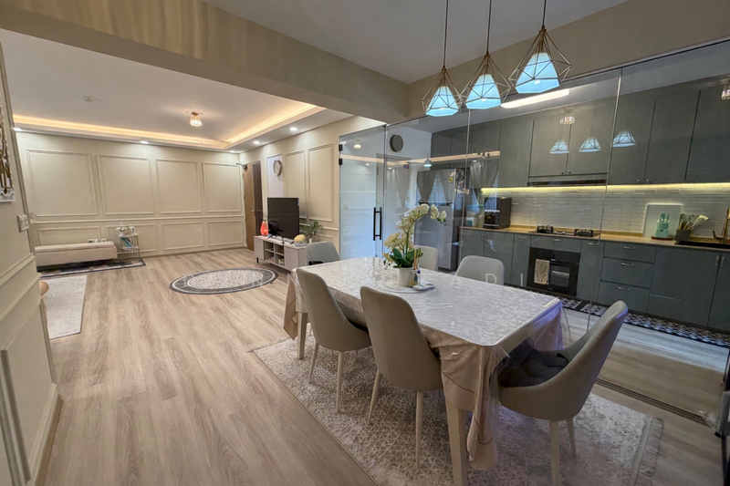 464A Bukit Batok West Avenue 8 HDB Flat For Sale at S$ 790,000 | PropertyGuru Singapore - Living Room