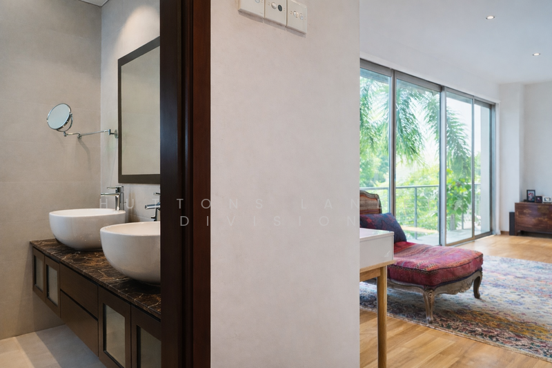Prestigious FH Semi-D | 14m Wide Frontage | 1km to MGS | Walk to MRT Semi-Detached House For Sale at S$ 11,000,000 | PropertyGuru Singapore - Bathroom